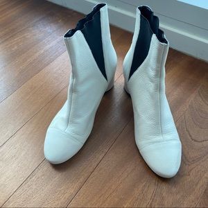 Vintage style white heeled booties